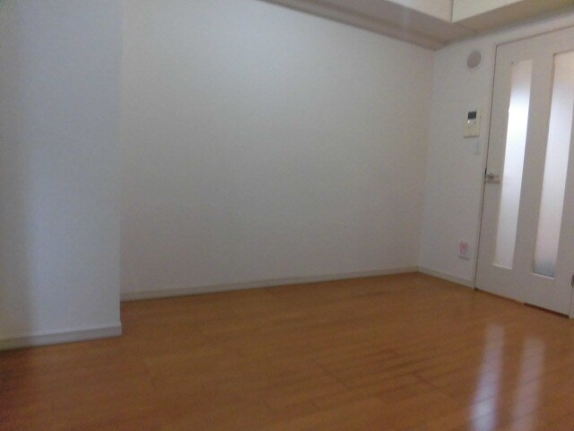 物件内観写真4　(6.7帖のきれいな洋室。)