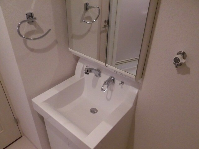 物件内観写真8　(嬉しい独立洗面台付き。)