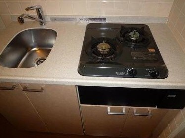 物件内観写真4　(システムキッチン2口コンロ・グリル付き。)