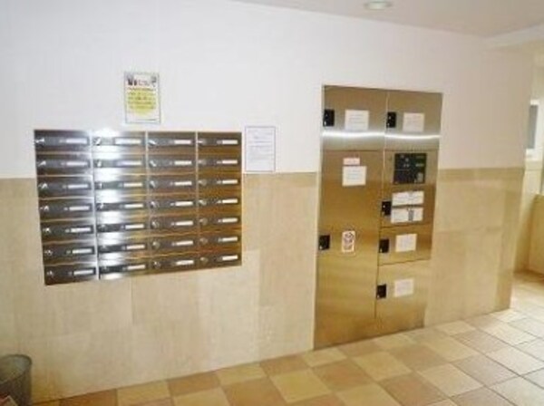 建物設備(集合ポストと便利な宅配ボックス。)