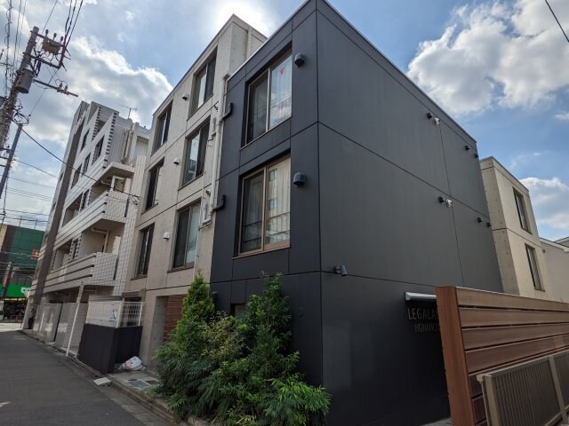 物件外観写真1　(鉄筋コンクリート造のがっちりとした建物。)