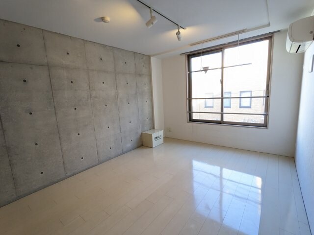 物件内観写真3　(8.7帖のきれいな洋室。)