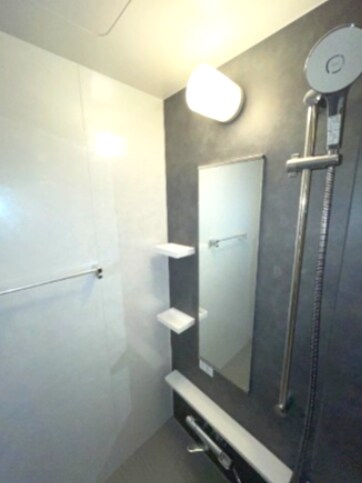 物件内観写真4　(追い焚き機能、浴室乾燥機付きバス。)