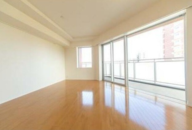 物件内観写真3　(12.5帖のきれいな洋室。)