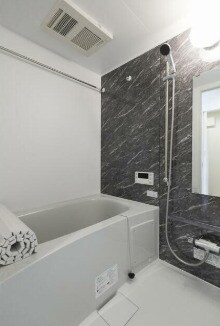 物件内観写真4　(追い焚き機能、浴室乾燥機付きバス。)