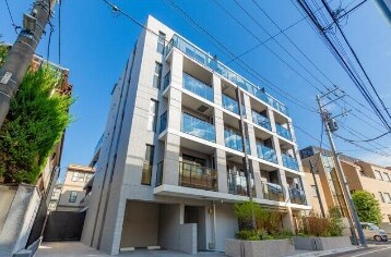 物件外観写真1　(鉄筋コンクリート造のがっちりとした建物。)