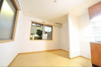 物件内観写真3　(7.2帖のきれいな洋室。)