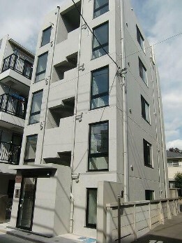 物件外観写真1　(鉄筋コンクリート造のがっちりとした建物。)