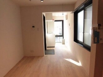 物件内観写真2　(9.2帖のきれいな洋室。)