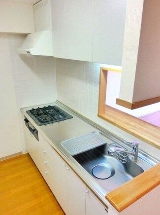 物件内観写真5　(３口コンロのシステムキッチン)