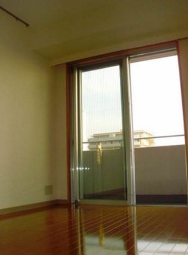 寝室(きれいなフローリング。)