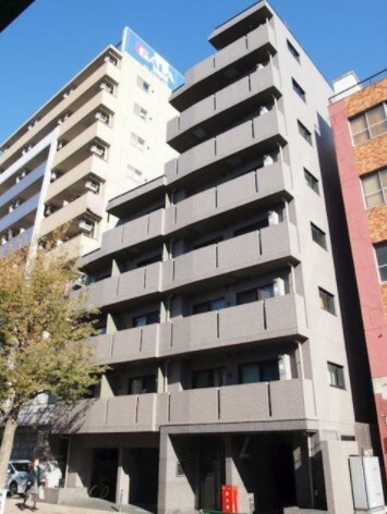 物件外観写真1　(鉄筋コンクリート造のがっちりとした建物。)