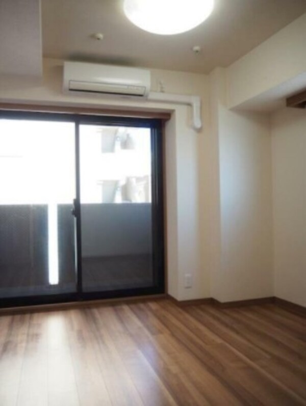 居室(6帖のきれいな洋室。)