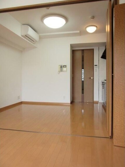 物件内観写真4　(きれいなフローリング。)