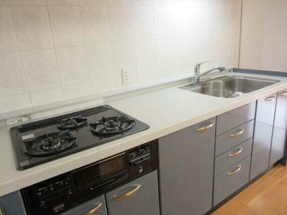 物件内観写真5　(3コンロのシステムキッチン。)