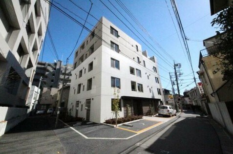 物件外観写真1　(鉄筋コンクリート造のがっちりとした建物。)