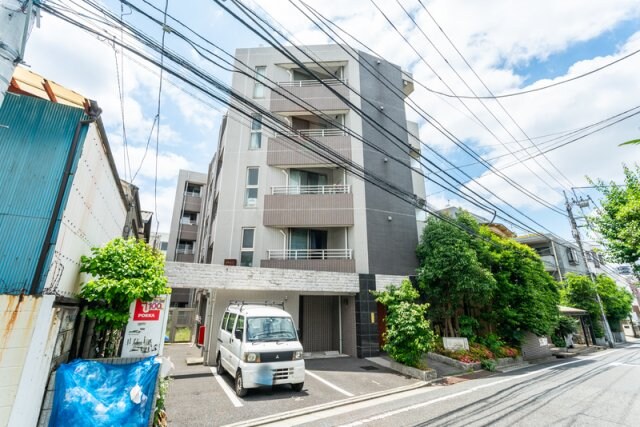 物件外観写真1　(鉄筋コンクリート造のがっちりとした建物。)