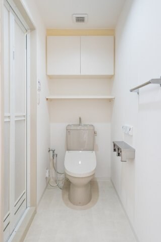 物件内観写真5　(温水洗浄便座。)