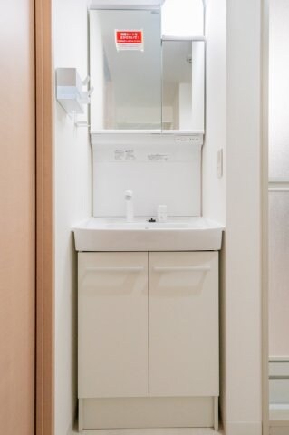 物件内観写真6　(嬉しい独立洗面台付き。)