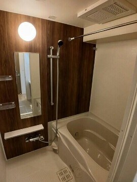 物件内観写真4　(追い焚き機能、浴室乾燥機付きバス。)