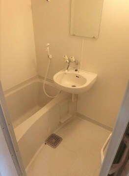 物件内観写真4　(浴室洗面台付き。)