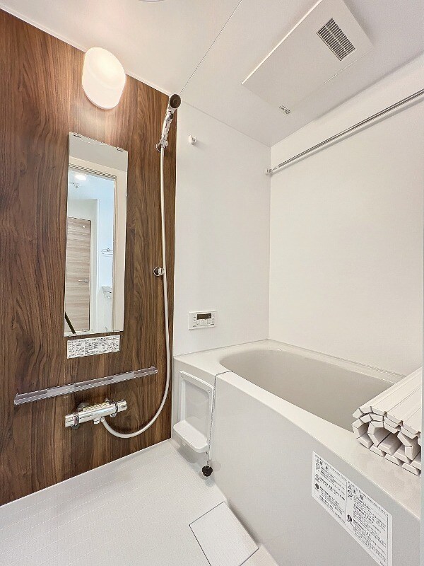 物件内観写真5　(追い焚き機能、浴室乾燥機付きバス。)