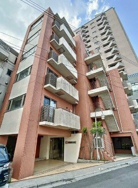 物件外観写真1　(鉄筋コンクリート造のがっちりとした建物。)