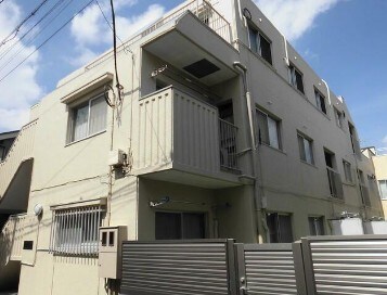 物件外観写真1　(鉄筋コンクリート造のがっちりとした建物。)