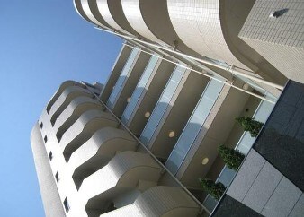 物件外観写真1　(鉄筋コンクリート造のがっちりとした建物。)