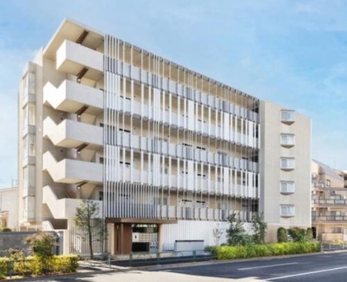 物件外観写真1　(鉄筋コンクリート造のがっちりとした建物。)