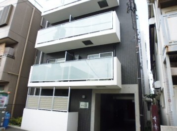 物件外観写真1　(鉄筋コンクリート造のがっちりとした建物。)