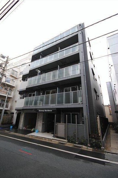 物件外観写真1　(鉄筋コンクリート造のガッチリとした建物。)