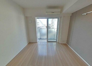 物件内観写真3　(7.3帖のきれいな洋室。)