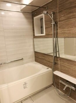 物件内観写真4　(追い焚き機能、浴室乾燥機付きバス。)