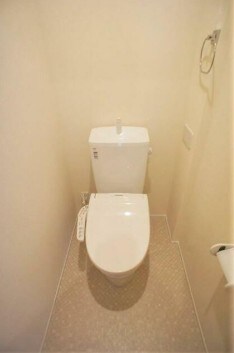 物件内観写真5　(温水洗浄便座。)