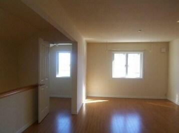 物件内観写真2　(きれいな洋室。)