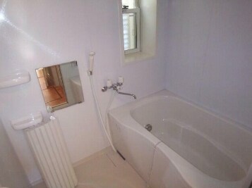 物件内観写真4　(追い焚き機能、浴室乾燥機付きバス。)