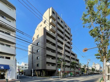 物件外観写真1　(鉄筋コンクリート造のがっちりとした建物。)