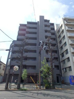 物件外観写真1　(鉄筋コンクリート造のがっちりとした建物。)