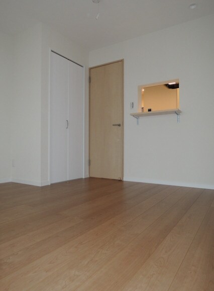 物件内観写真2　(明るい洋室！)