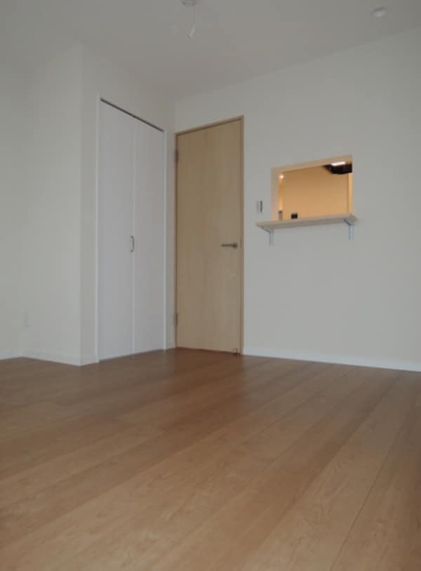 居室(明るい洋室！)