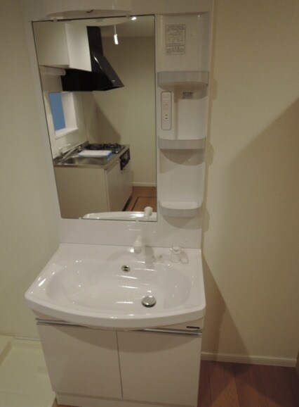 物件内観写真6　(嬉しい独立洗面台付き。)