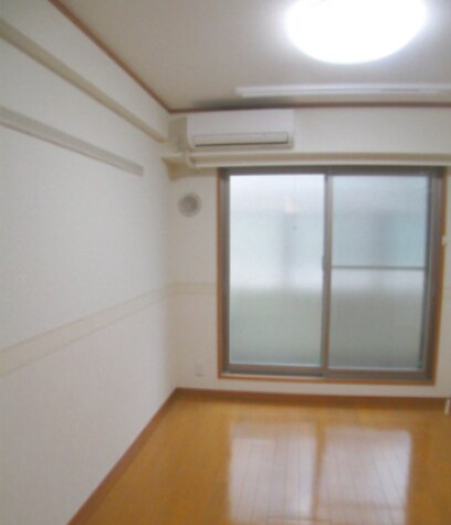 物件内観写真4　(明るい洋室！)