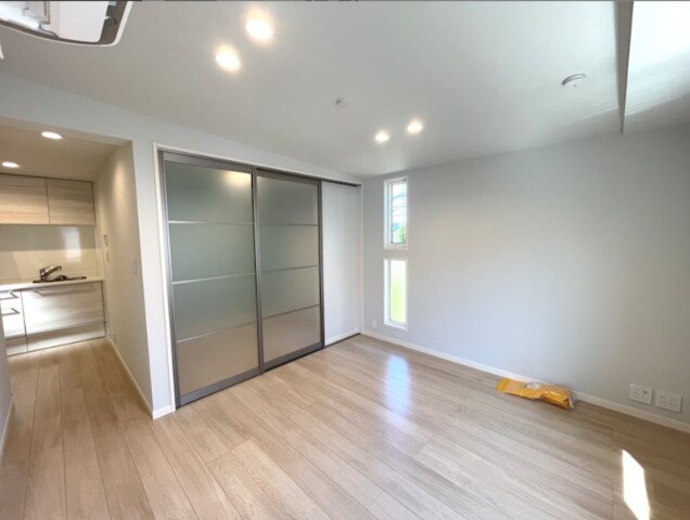 物件内観写真2　(明るい洋室！)