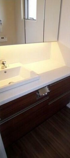 物件内観写真8　(嬉しい独立洗面台付き。)