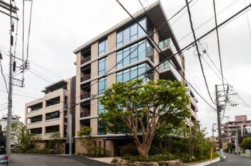 物件外観写真1　(鉄筋コンクリート造のがっちりとした建物。)