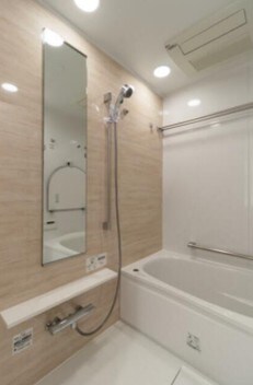 物件内観写真4　(追い焚き機能、浴室乾燥機付きバス。)