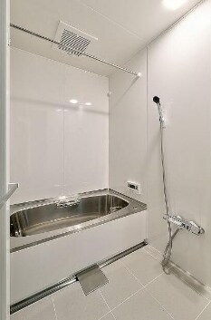 物件内観写真5　(追い焚き機能付きバス。)