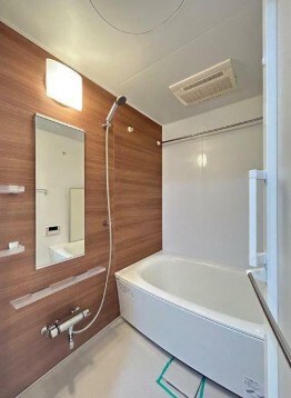 物件内観写真4　(追い焚き機能、浴室乾燥機付きバス。)