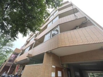 物件外観写真1　(鉄筋コンクリート造のがっちりとした建物。)